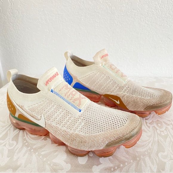 Nike AIR VAPORMAX MOC 2
LACELESS FUTURISM SNEAKERS - Picture 6 of 9